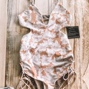 🤎 BNWT ACACIA Greece One Piece 🤎